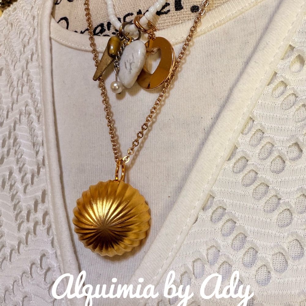 Layered charms white and gold necklace - Picture 4 of 4